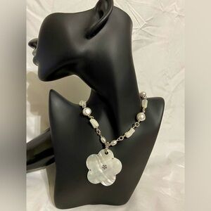 mother of pearl women’s necklace color white & silver